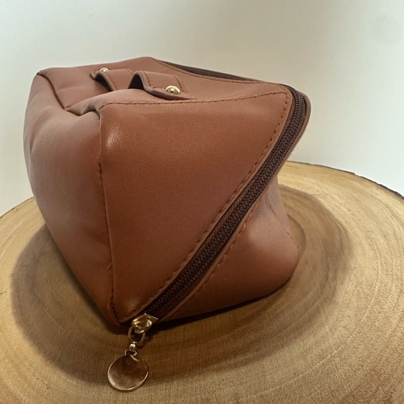 Brown Leather Toiletry Bag with Handle and Zipper - Picture 2 of 16